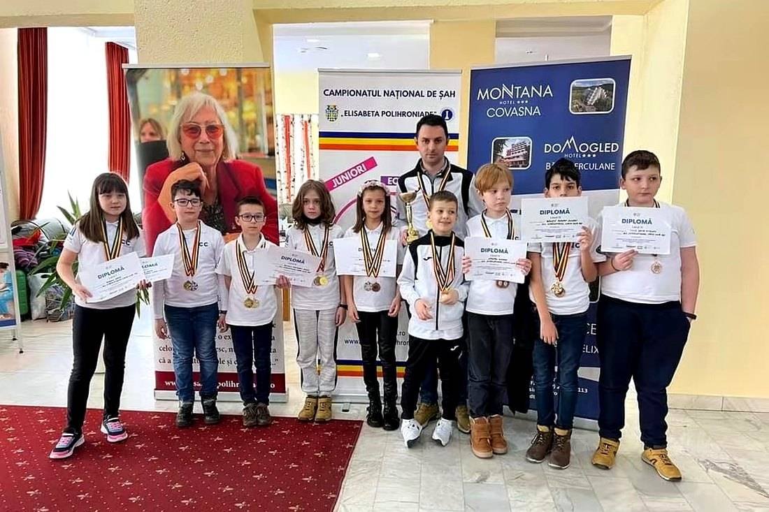 Sportivii International Chess Club Iași cu medaliile și diplomele câștigate la Campionatul Național de Șah