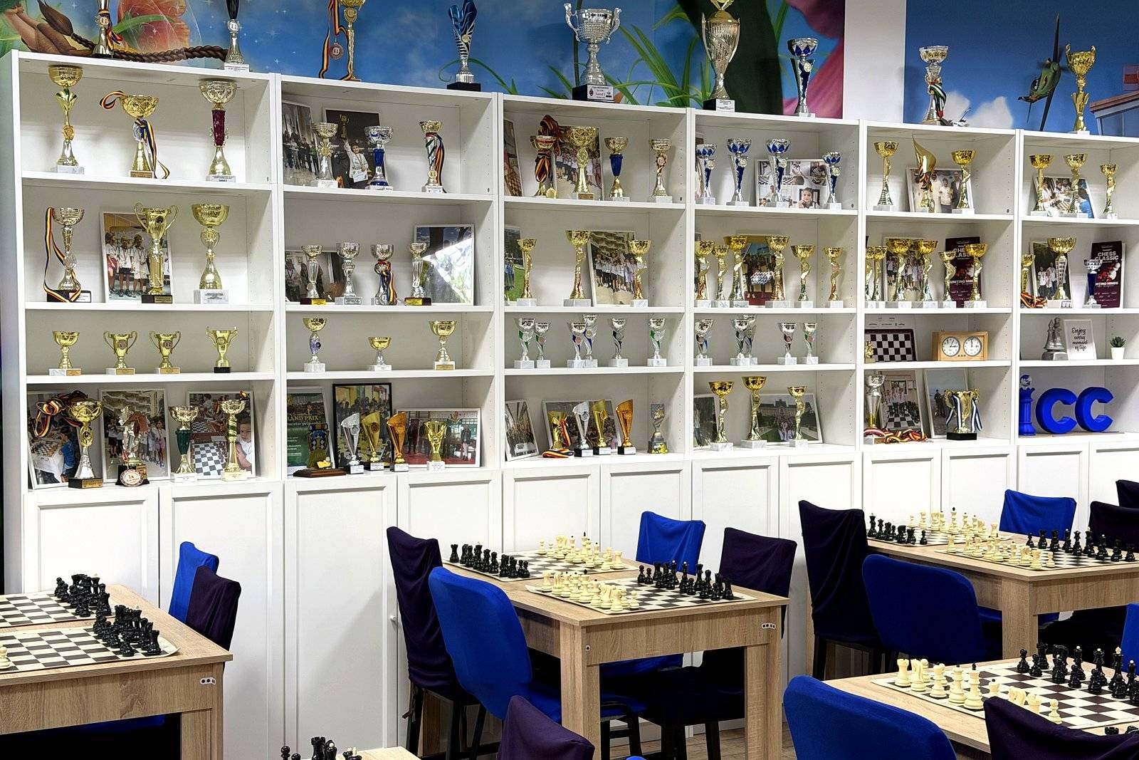 Sala International Chess Club Iași, cu peretele de trofee și cupe câștigate de sportivii clubului