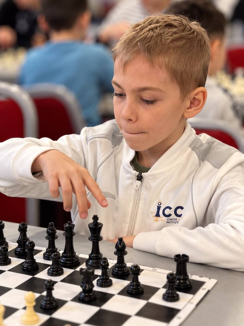 Andy, sportiv de performanță al International Chess Club Iași, la tabla de șah