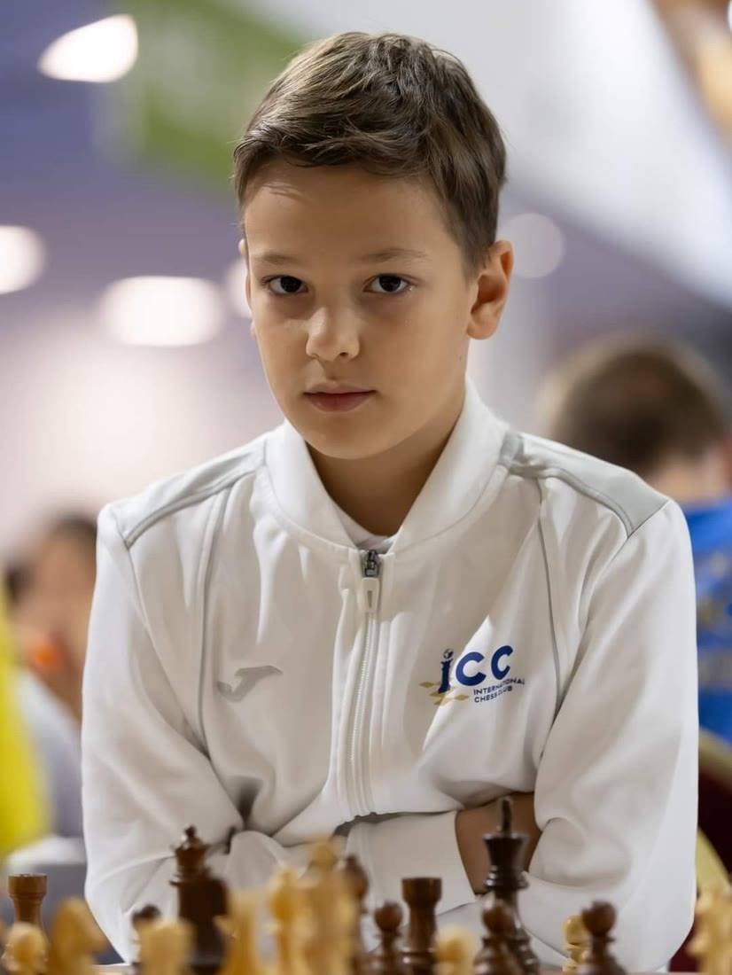 Lucas, sportiv de performanță al International Chess Club Iași, la tabla de șah