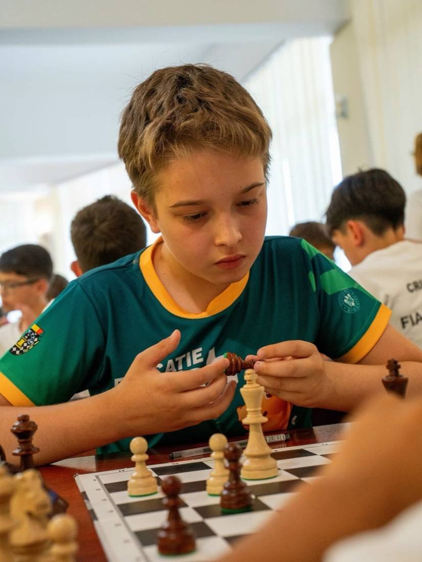 Sportiv ICC Iași la tabla de șah, la un concurs