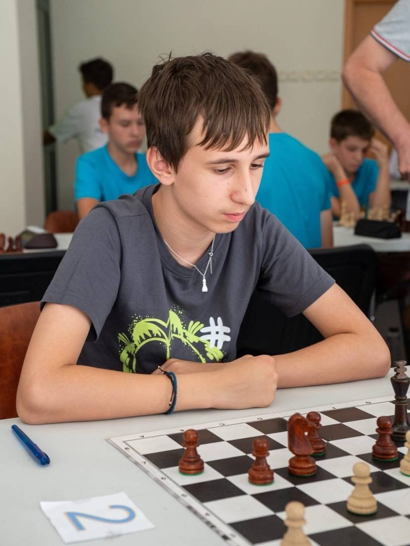 Sportiv ICC Iași concentrat la tabla de șah, la un concurs