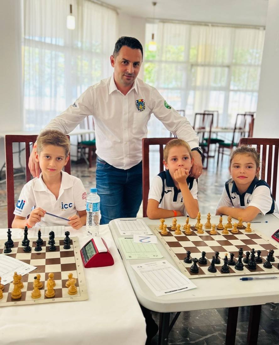 Antrenorul International Chess Club alături de sportivii clubului la un concurs