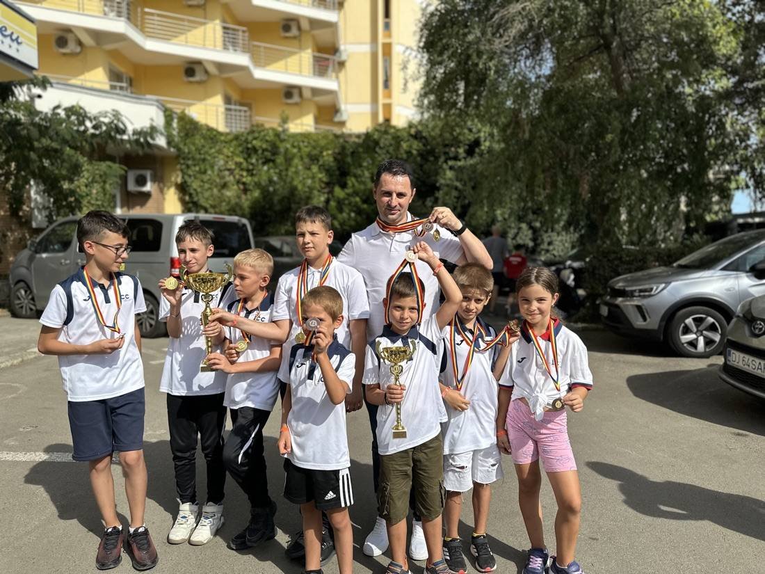Sportivii International Chess Club Iași cu medaliile câștigate la un campionat