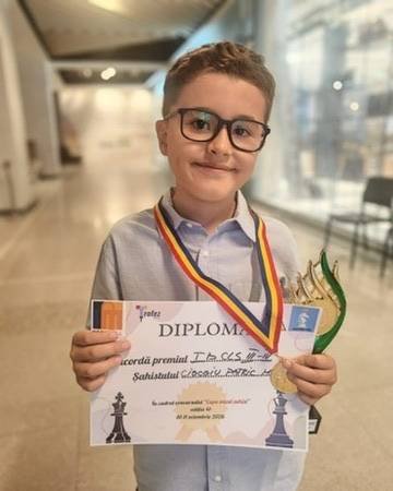Sportiv ICC Iași cu medalia, diploma și trofeul câștigate la un concurs de șah